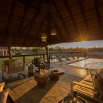 Lounge met infinity pool - Arathusa Safari Lodge