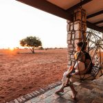 Relaxen op het terras - Kalahari Anib Lodge